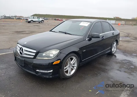2012 Mercedes-Benz C 250 Sport z USA, uszkodzony, nr VIN WDDGF4HB0CR222893